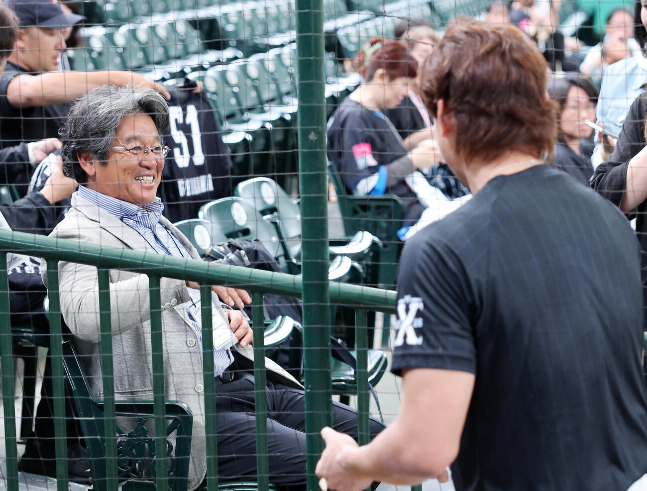 西武対広島　会話を交わす西武西川愛也（右）と花咲徳栄・岩井隆監督（撮影・鈴木正人）