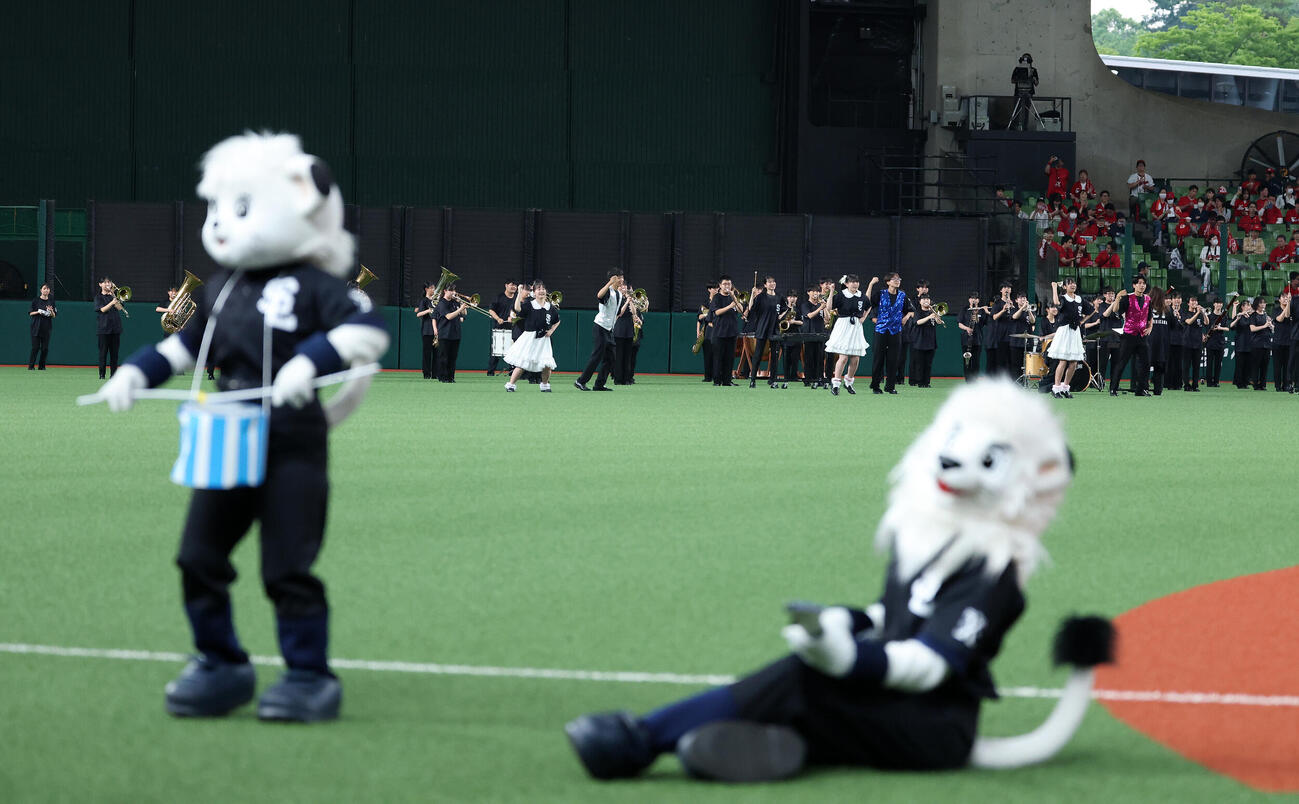 西武対広島　試合前、演奏する花咲徳栄の吹奏楽部（撮影・鈴木正人）