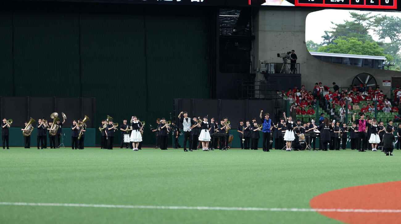 西武対広島　試合前、演奏する花咲徳栄の吹奏楽部（撮影・鈴木正人）