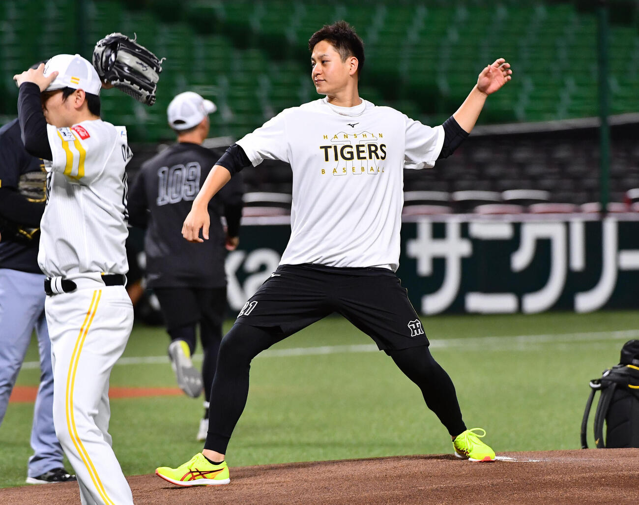 ソフトバンク対阪神　試合前、マウンドの感触を確認する阪神大竹耕太郎（撮影・岩下翔太）