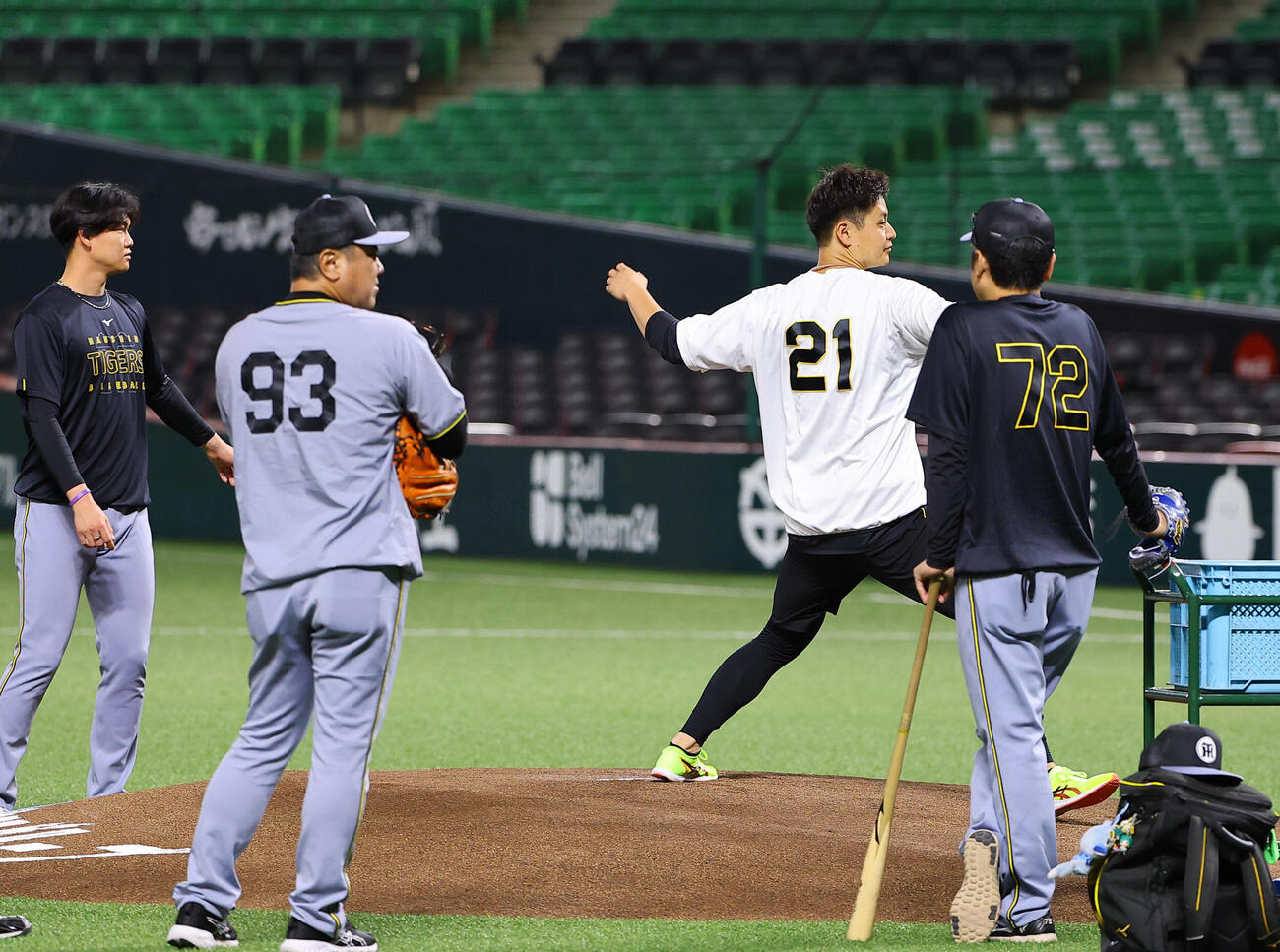 ソフトバンク対阪神　マウンドの感触を確かめる大竹耕太郎（撮影・上田博志）