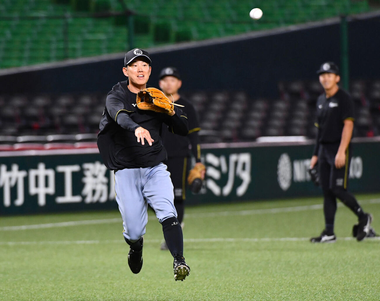 ソフトバンク対阪神　試合前、ノックを受ける阪神糸原健斗（撮影・岩下翔太）