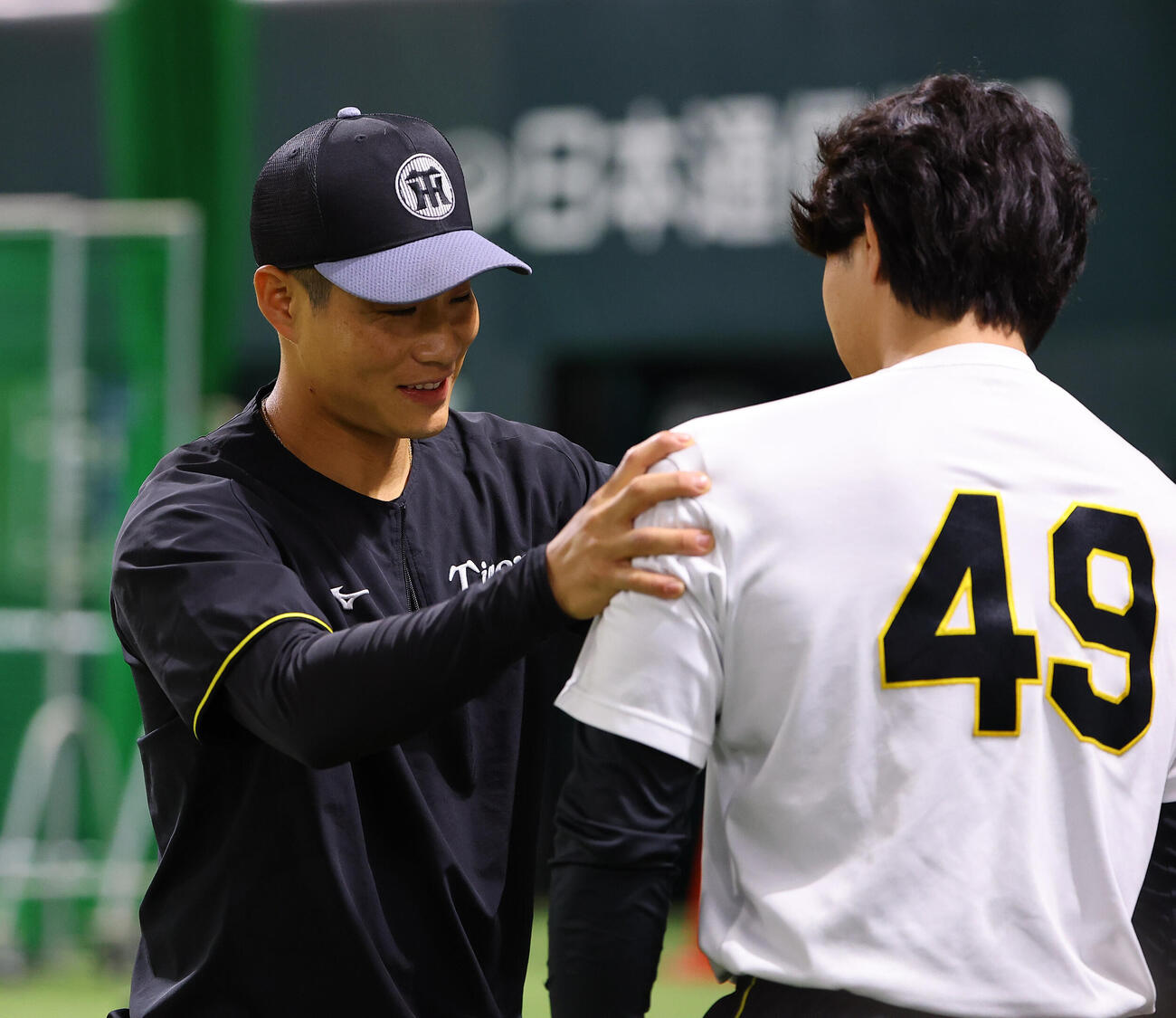 ソフトバンク対阪神　工藤泰成（右）の体を確認する木浪聖也（撮影・上田博志）