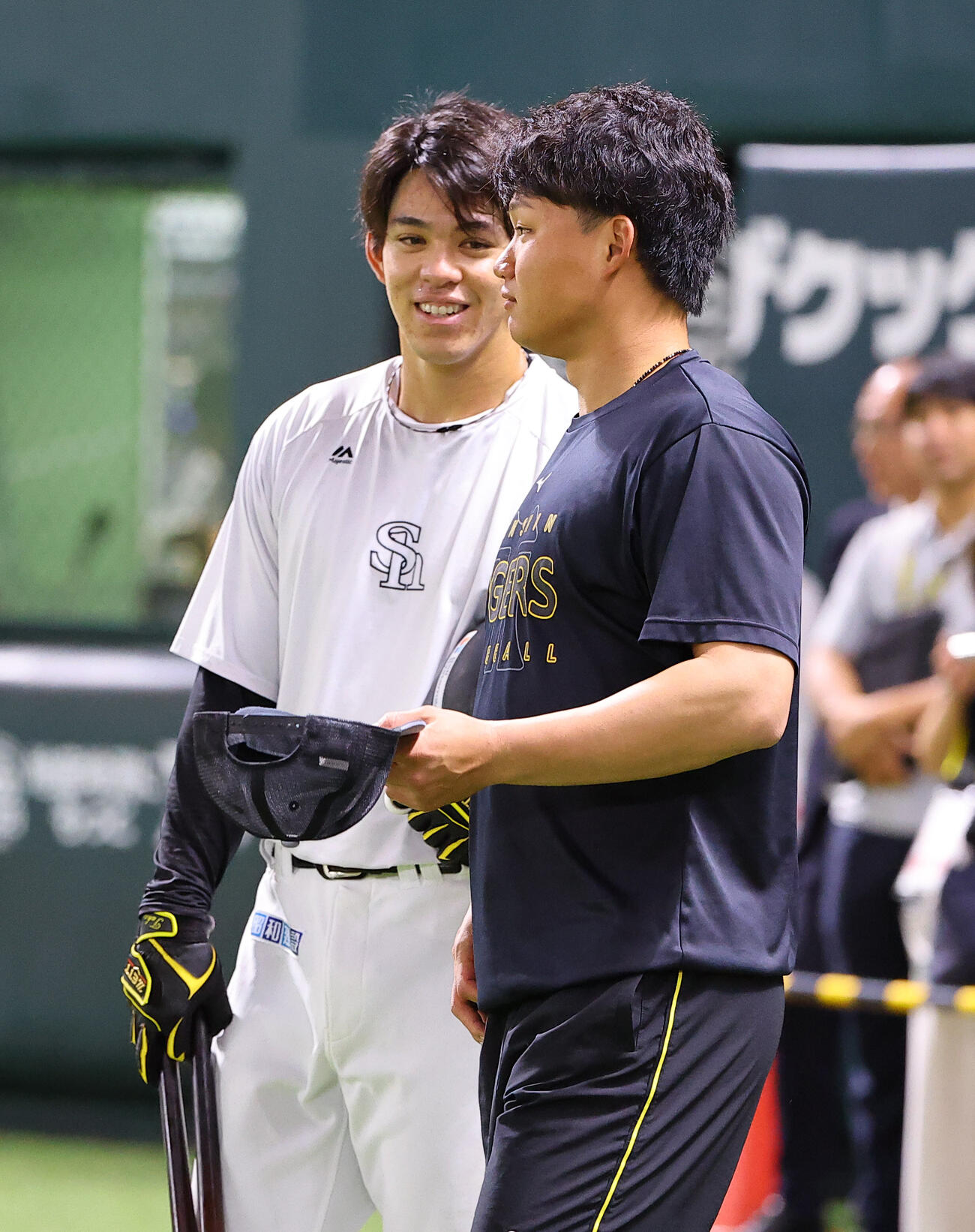 ソフトバンク対阪神　高橋隆慶（左）と話をする森下翔太（撮影・上田博志）