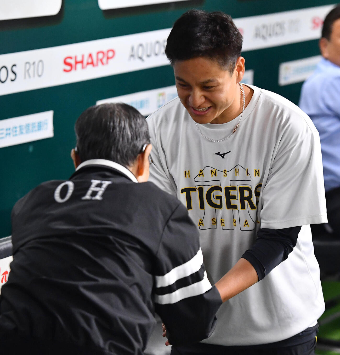ソフトバンク対阪神　試合前、ソフトバンク王貞治球団会長兼特別チームアドバイザー（左）にあいさつする阪神大竹耕太郎（撮影・岩下翔太）