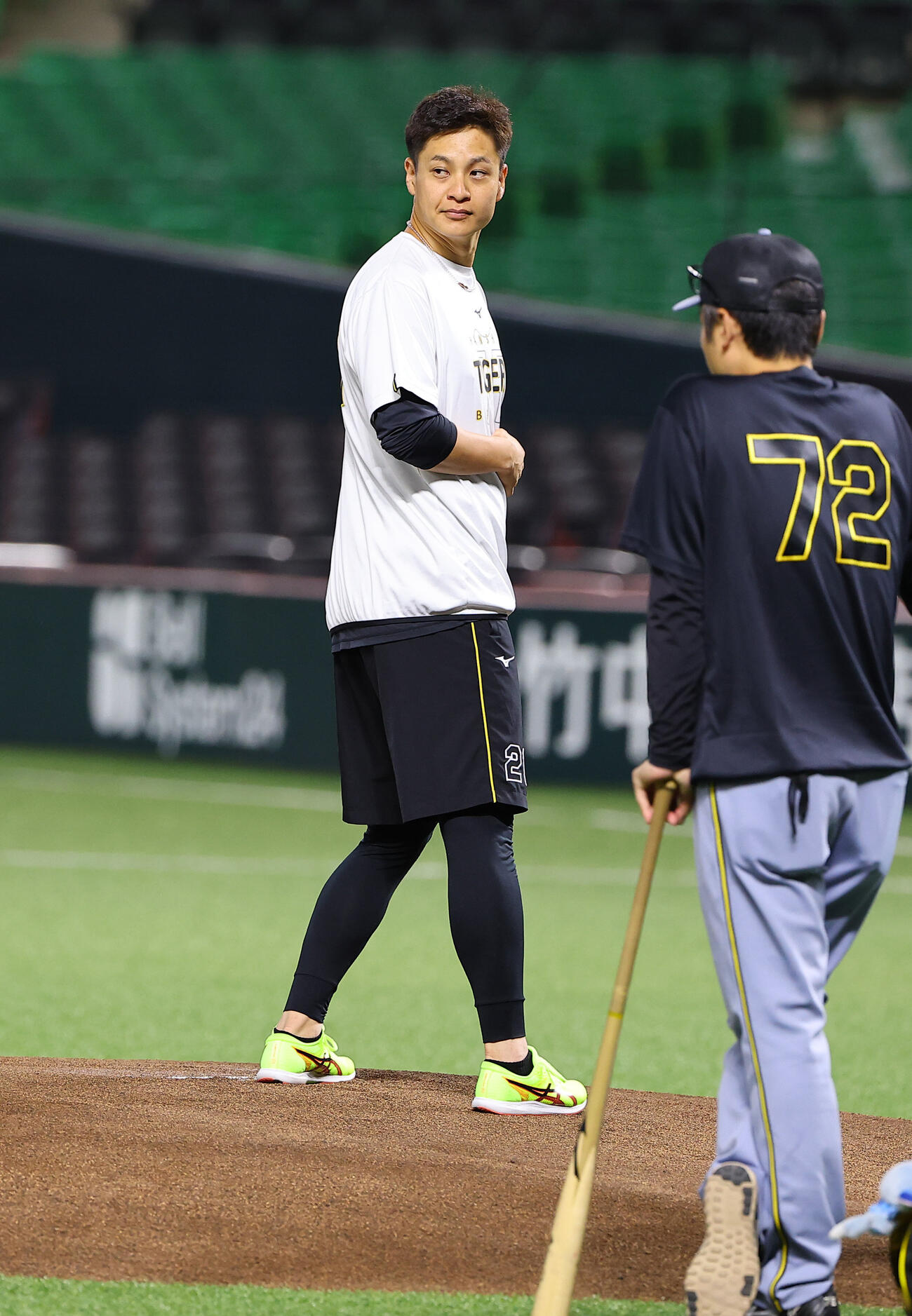 ソフトバンク対阪神　マウンドの感触を確かめる大竹耕太郎（撮影・上田博志）