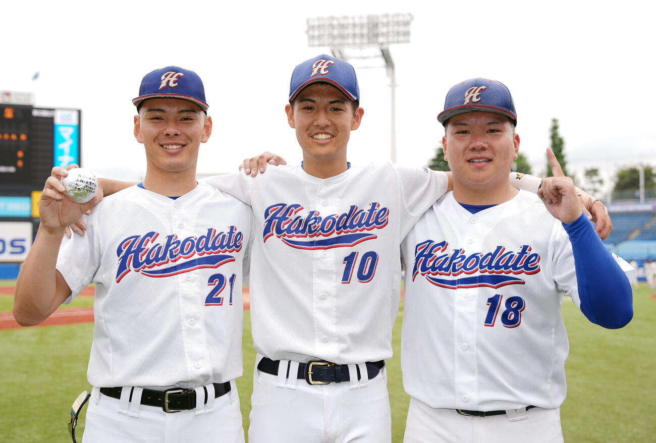 全日本大学野球選手権大会　函館大対上武大　上武大に勝利し笑顔を見せる。左から函館大・寺門史優、時田寛生、石岡流音（撮影・小島史椰）＝2026年6月9日