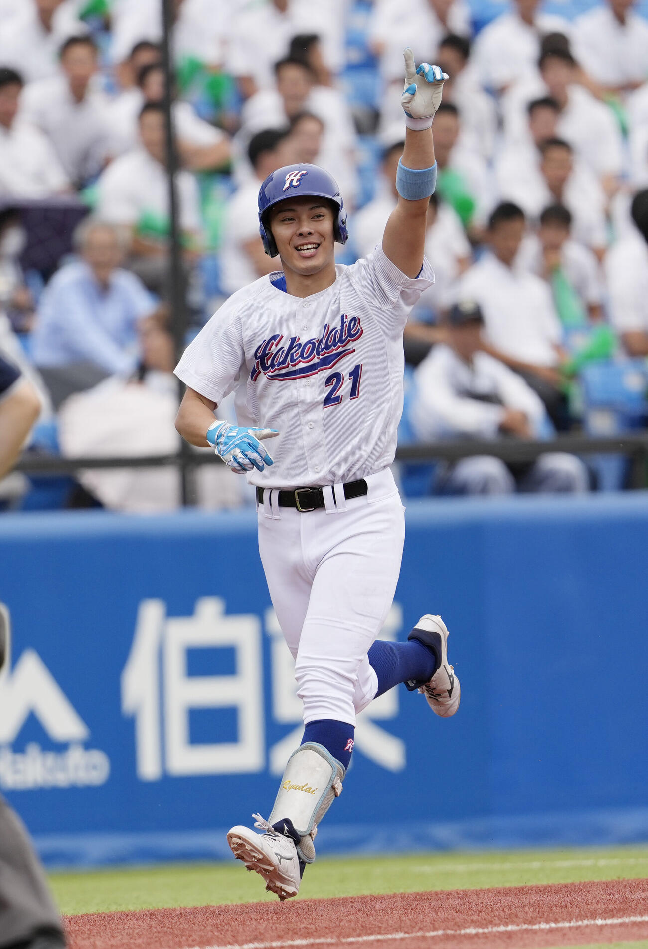 全日本大学野球選手権大会　函館大対上武大　1回表函館大無死、先頭打者本塁打を放ち笑顔を見せる寺門史優（撮影・小島史椰）＝2026年6月9日
