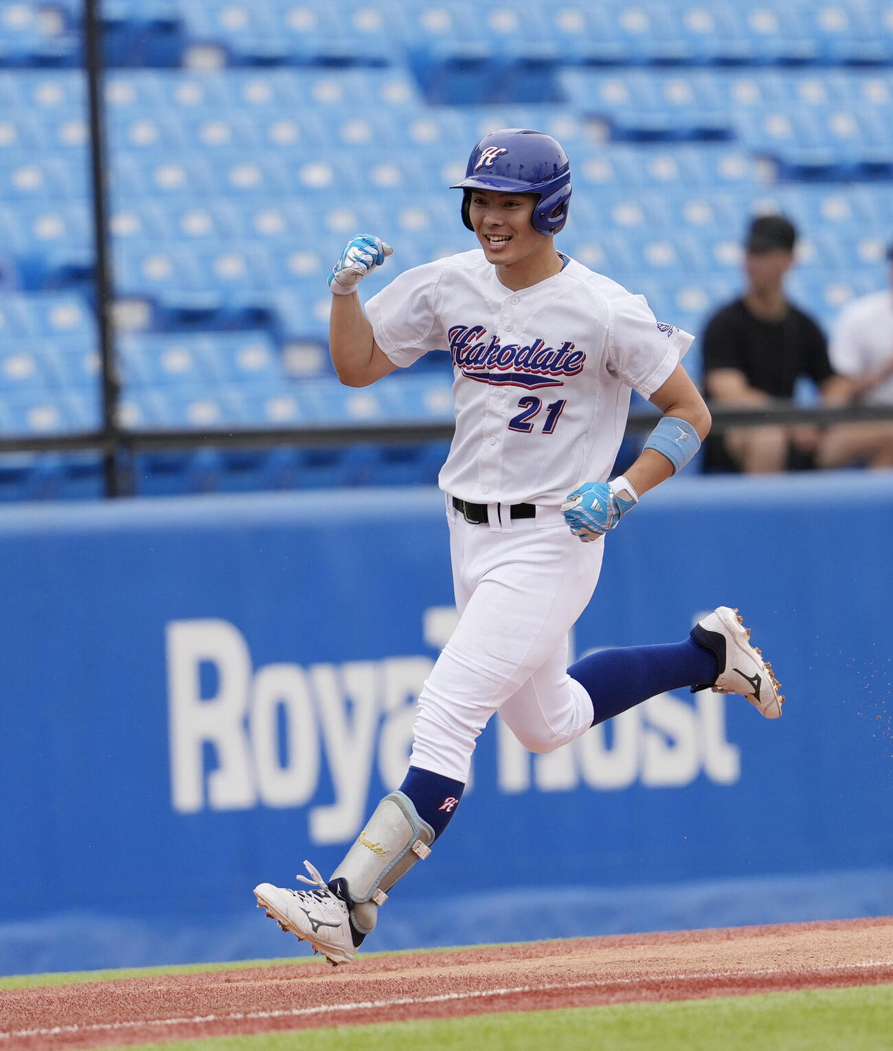 全日本大学野球選手権大会　函館大対上武大　1回表函館大無死、先頭打者本塁打を放ちガッツポーズをする寺門史優（撮影・小島史椰）＝2026年6月9日