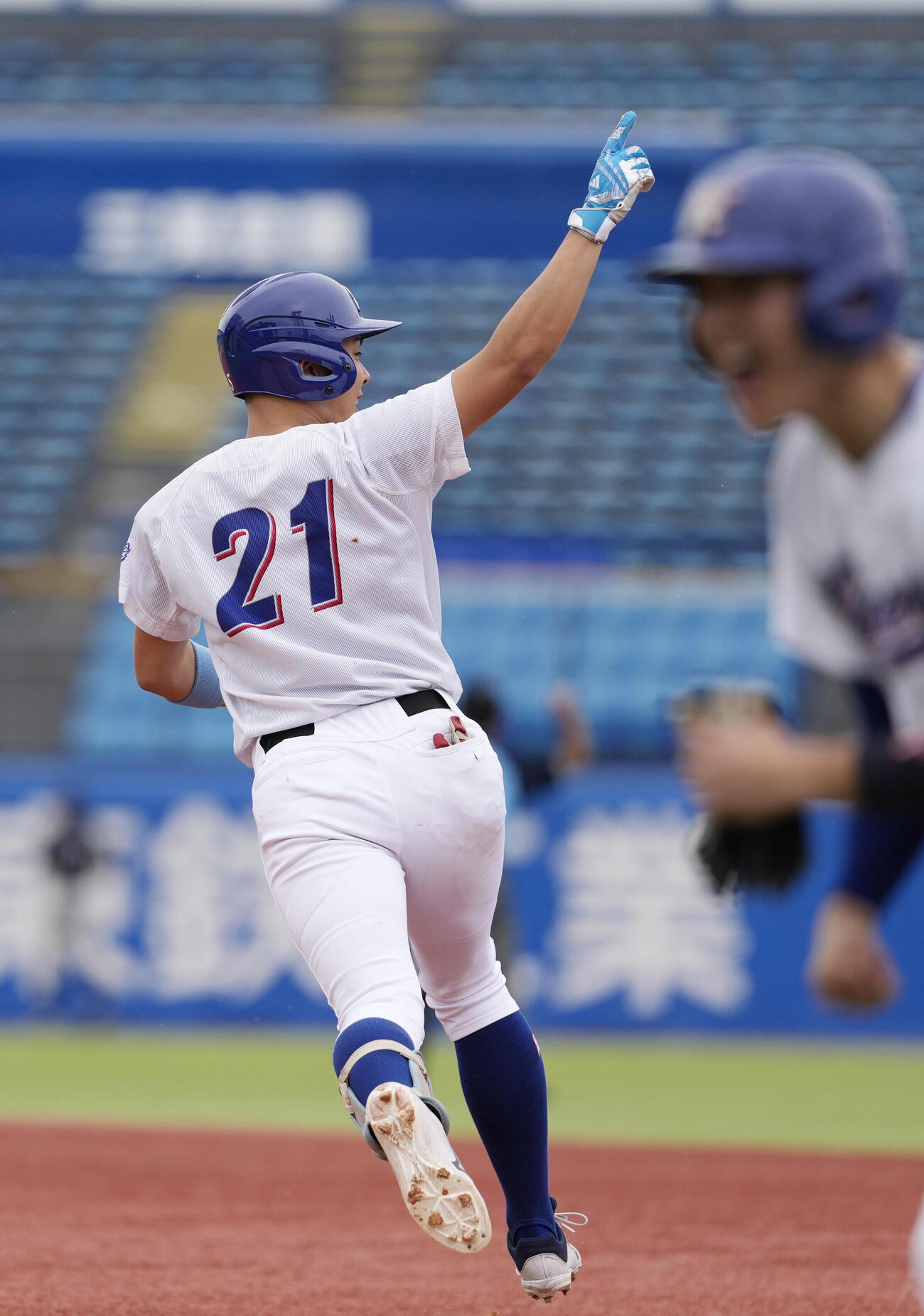 全日本大学野球選手権大会　函館大対上武大　1回表函館大無死、先頭打者本塁打を放ち一塁を回る寺門史優（撮影・小島史椰）＝2026年6月9日