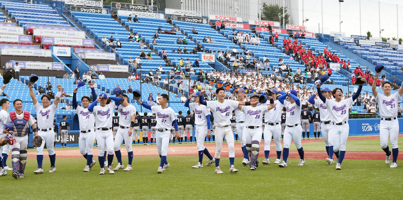 全日本大学野球選手権大会　函館大対上武大　上武大に勝利し笑顔を見せる函館大の選手たち（撮影・小島史椰）＝2026年6月9日