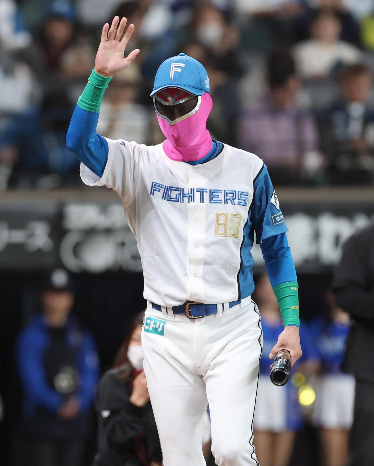 日本ハム対DeNA　ファーストピッチセレモニー後、ゴレンジャーのマスクをかぶり引き揚げる森本稀哲コーチ（撮影・黒川智章）