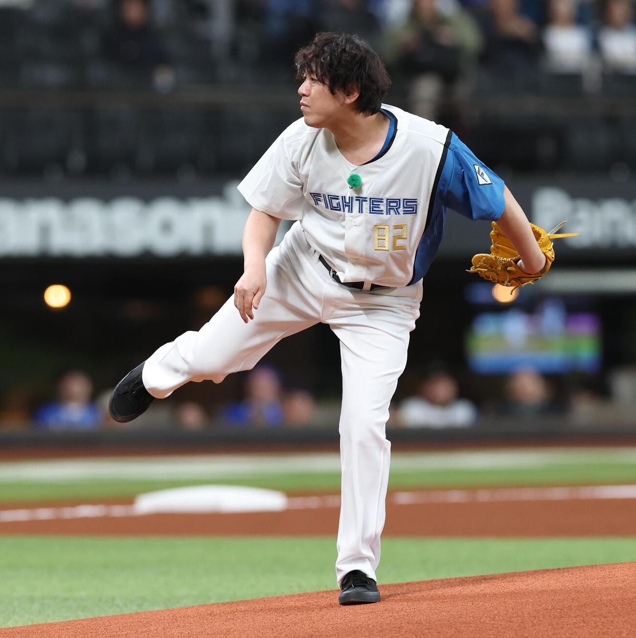 日本ハム対DeNA　ファーストピッチセレモニーで投球したオズワルドの畠中悠（撮影・黒川智章）