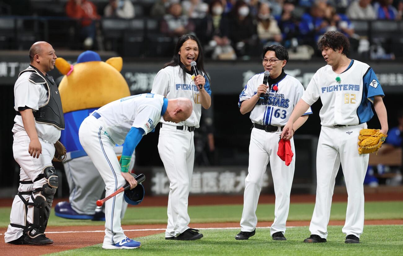 日本ハム対DeNA　ファーストピッチセレモニーに登場の左からトム・ブラウンのみちお、布川ひろき、オズワルドの伊藤俊介、畠中悠。手前は打者を務めた森本稀哲コーチ（撮影・黒川智章）