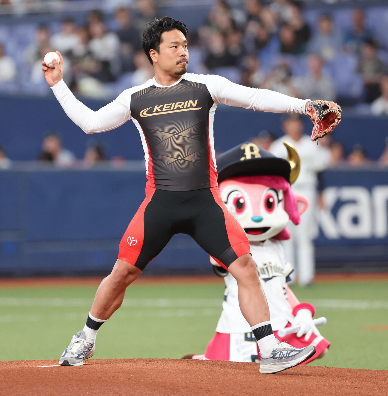オリックス対ヤクルト　始球式に登板した競輪選手の古性優作（撮影・西尾就之）