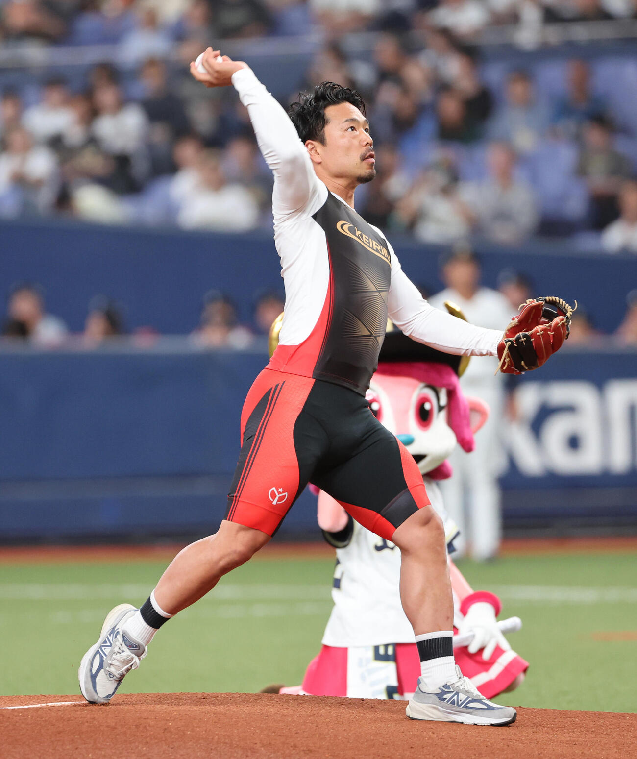 オリックス対ヤクルト　始球式に登板した競輪選手の古性優作（撮影・西尾就之）