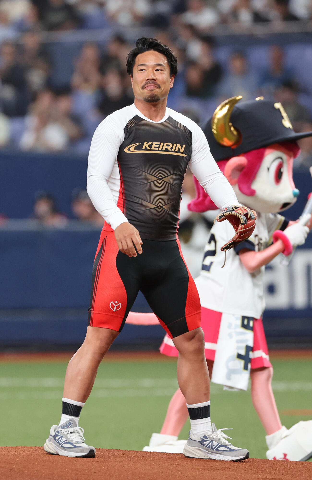 オリックス対ヤクルト　始球式に登板した競輪選手の古性優作は大役を終え微笑む（撮影・西尾就之）