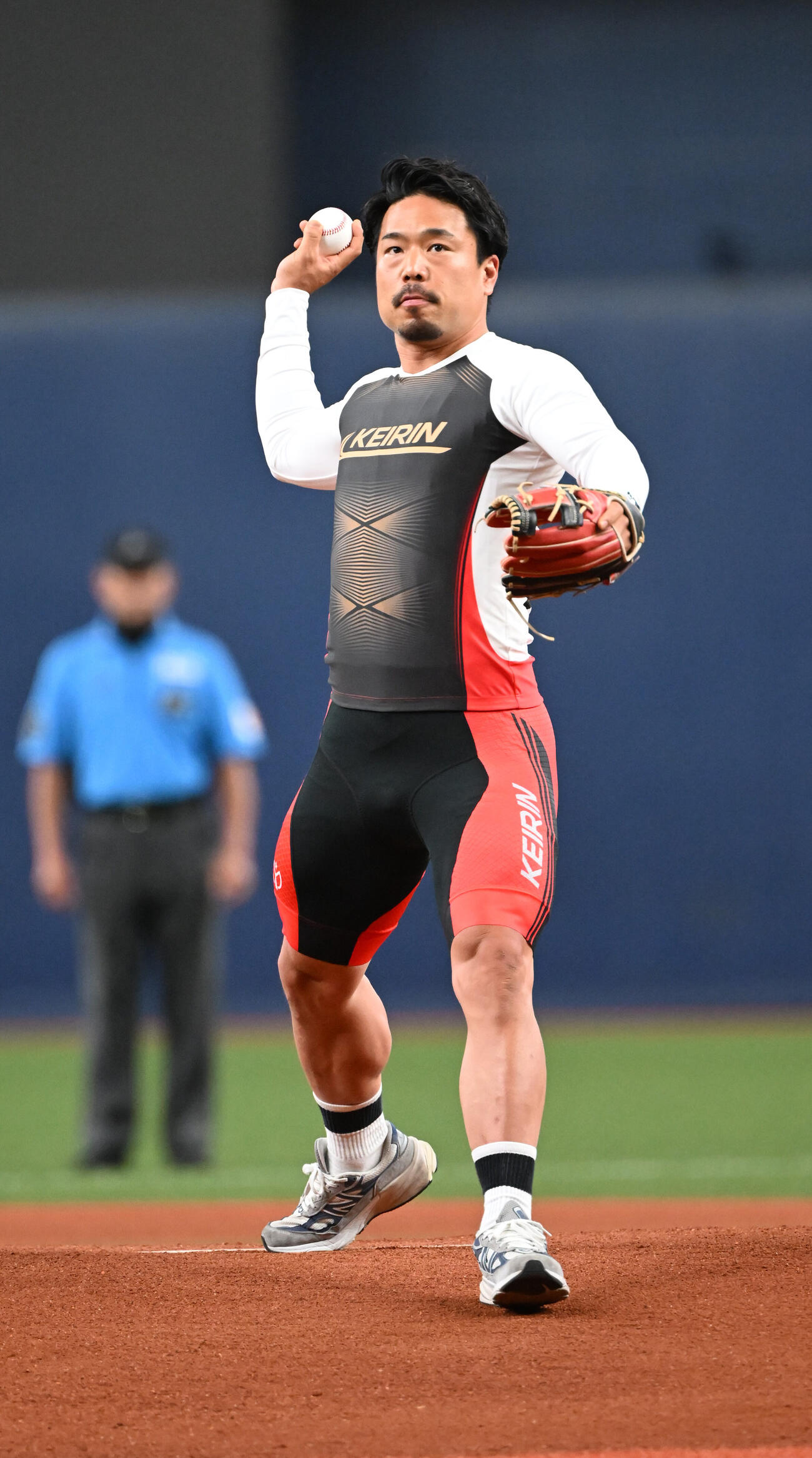 オリックス対ヤクルト　始球式を務める競輪の古性優作選手（撮影・和賀正仁）