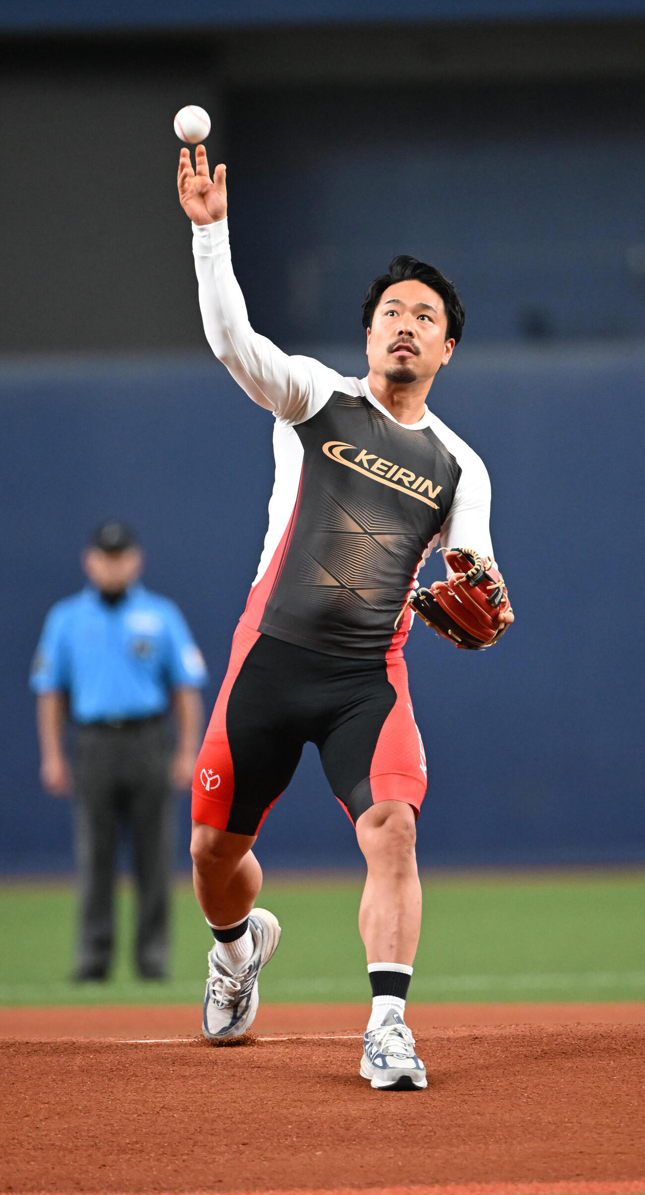 オリックス対ヤクルト　始球式を務める競輪の古性優作選手（撮影・和賀正仁）