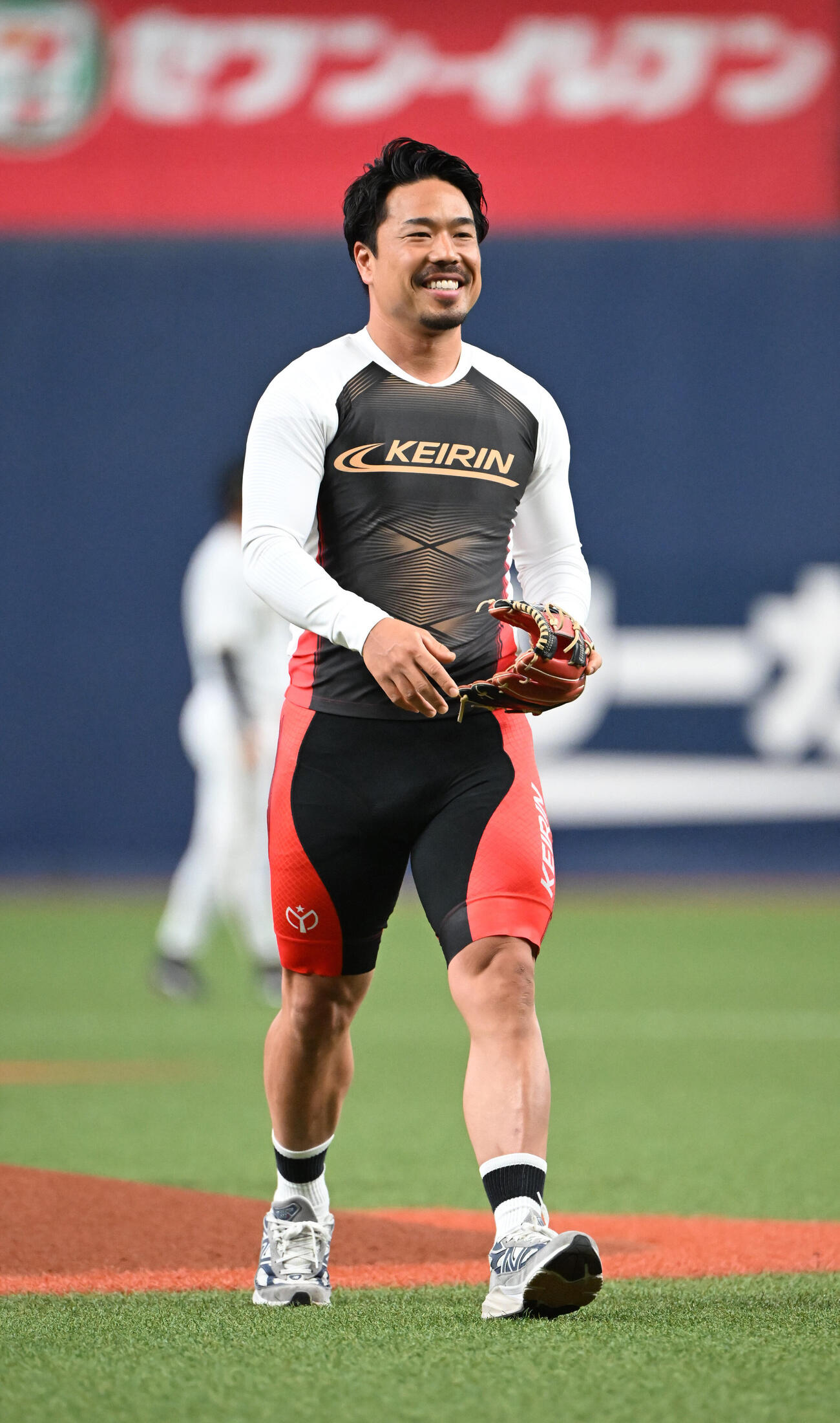 オリックス対ヤクルト　始球式を務める競輪の古性優作選手（撮影・和賀正仁）