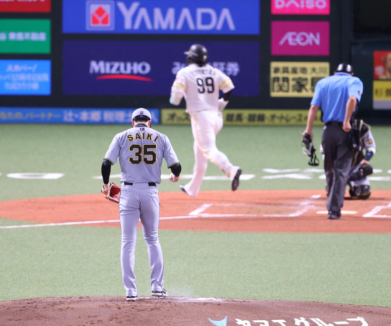 ソフトバンク対阪神　2回裏ソフトバンク1死、野村勇に左越え本塁打を浴びた才木浩人（撮影・梅根麻紀）