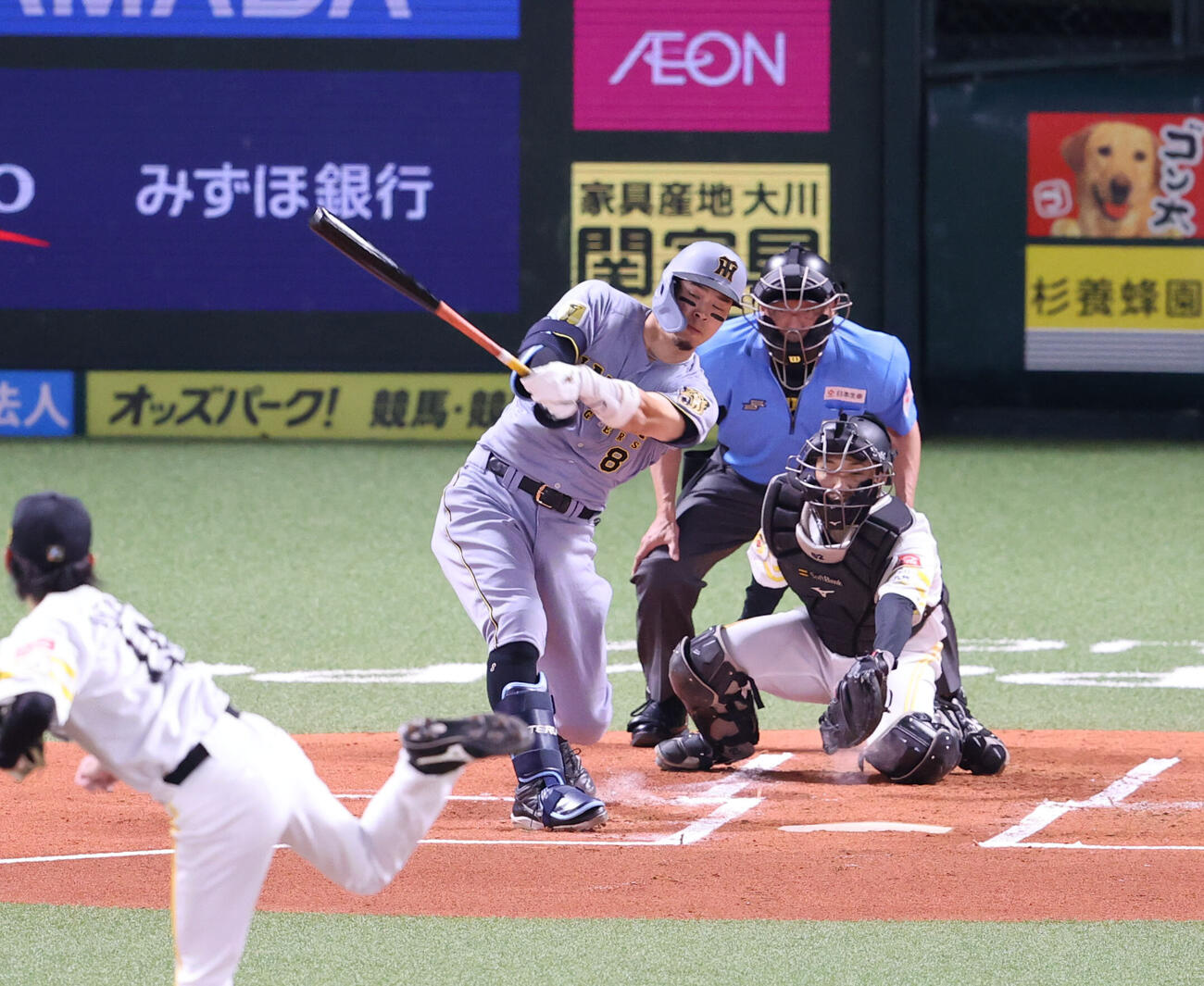ソフトバンク対阪神　1回表阪神1死一、三塁、佐藤輝明は空振りの三振　（撮影・梅根麻紀）
