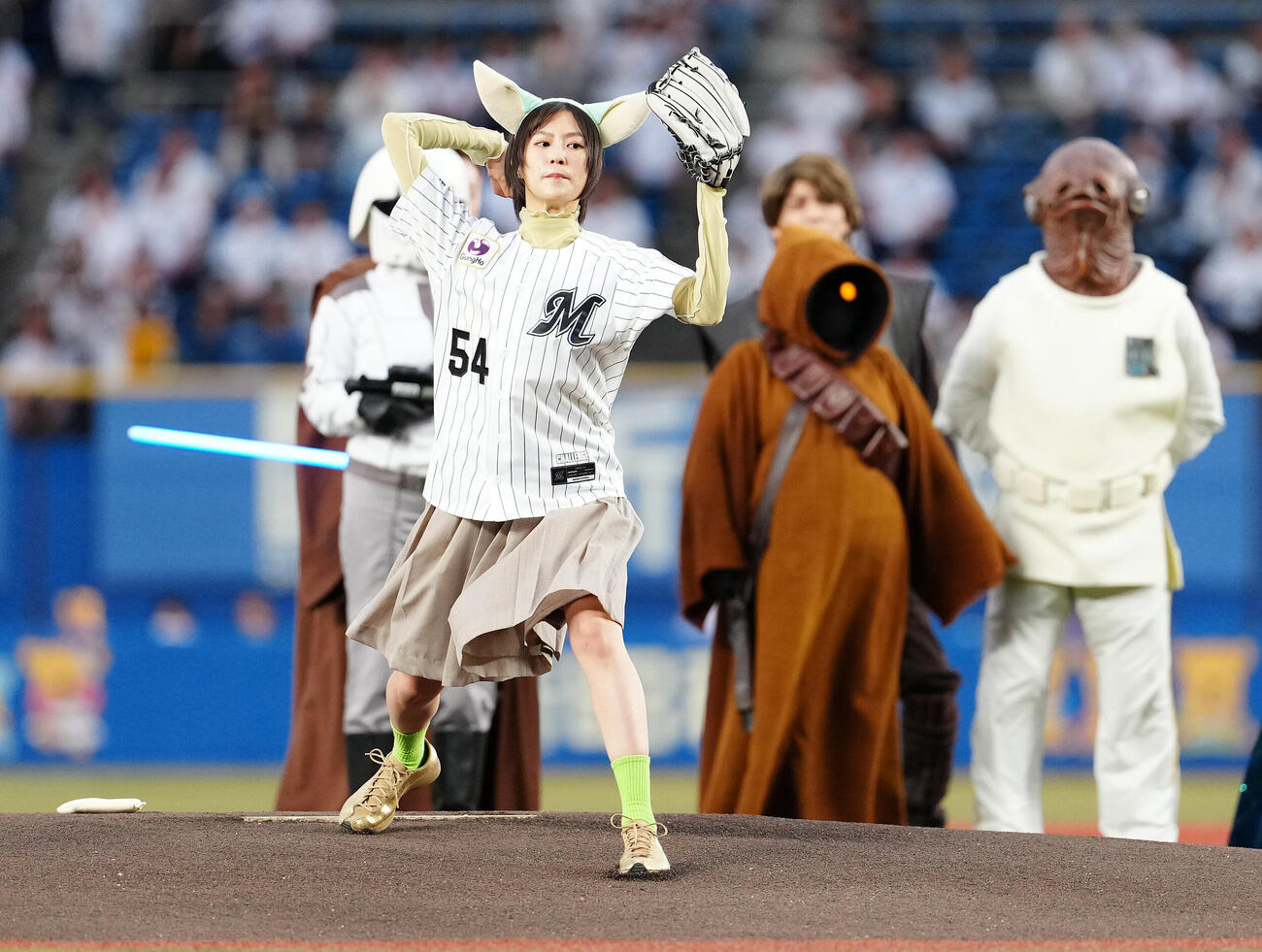 ロッテ対中日　スターウォーズナイトでファーストピッチセレモニーに臨む恒松祐里（撮影・鈴木みどり）
