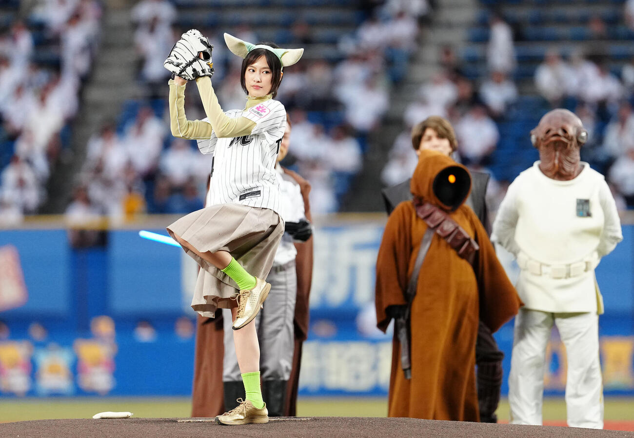 ロッテ対中日　スターウォーズナイトでファーストピッチセレモニーに臨む恒松祐里（撮影・鈴木みどり）