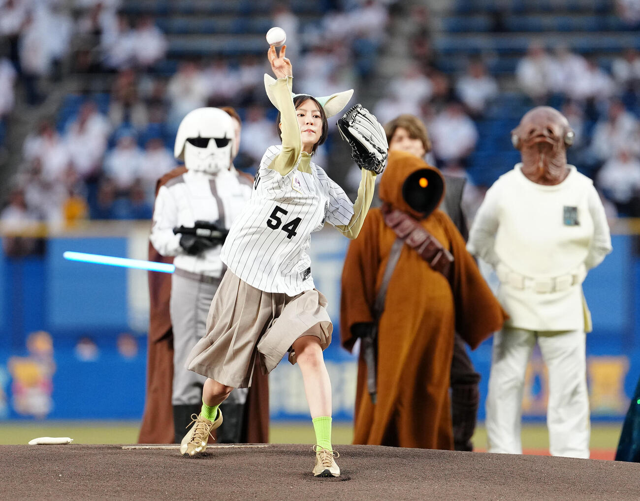 ロッテ対中日　スターウォーズナイトでファーストピッチセレモニーに臨む恒松祐里（撮影・鈴木みどり）