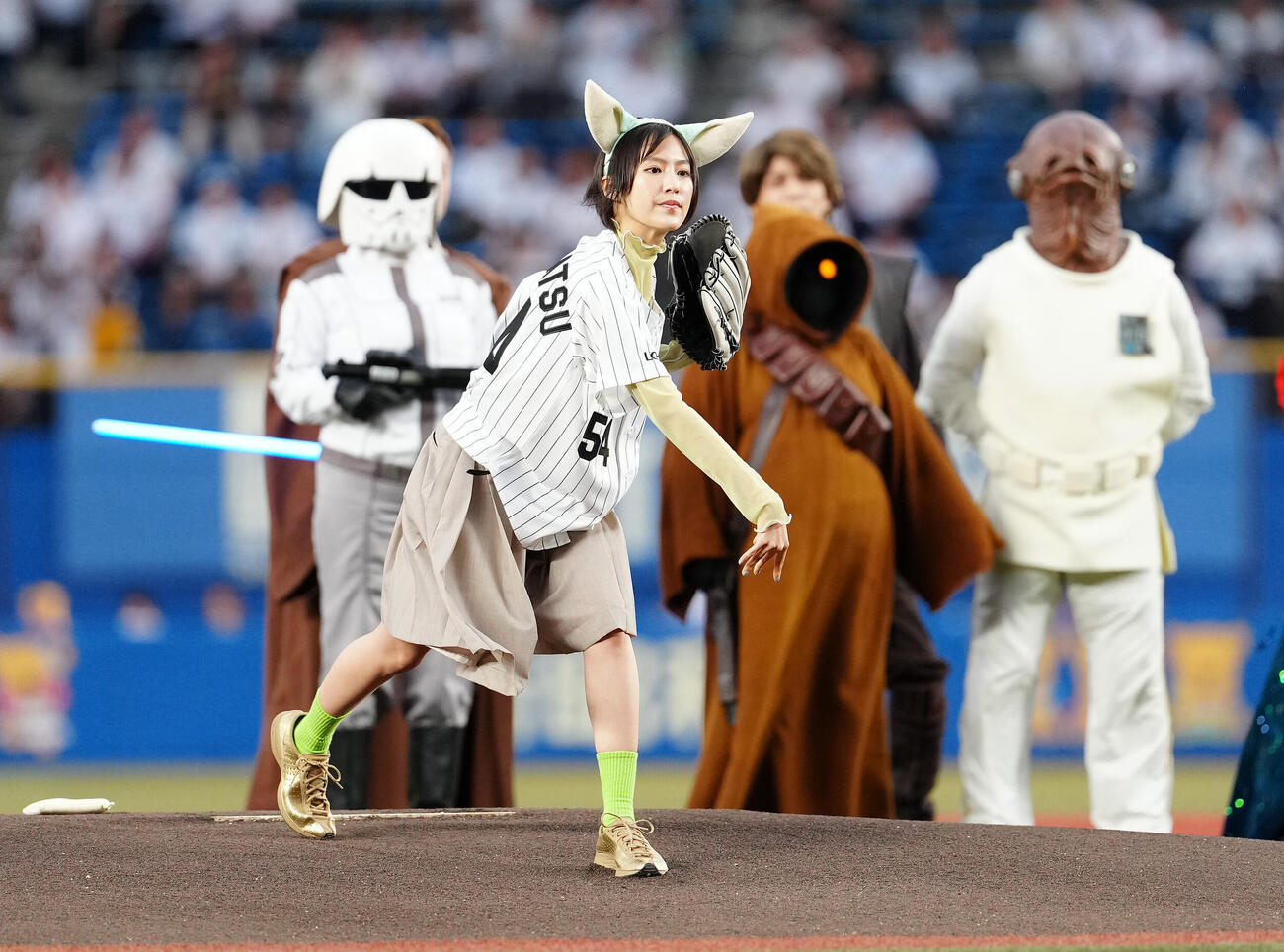 ロッテ対中日　スターウォーズナイトでファーストピッチセレモニーに臨む恒松祐里（撮影・鈴木みどり）
