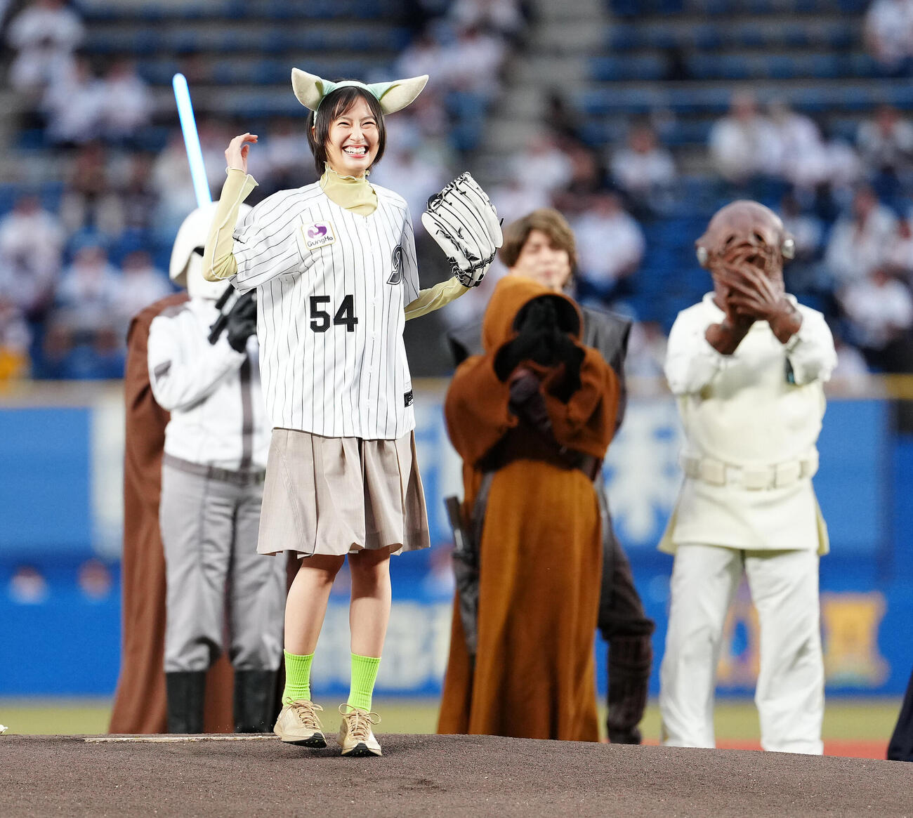 ロッテ対中日　スターウォーズナイトでファーストピッチセレモニーに臨む恒松祐里（撮影・鈴木みどり）