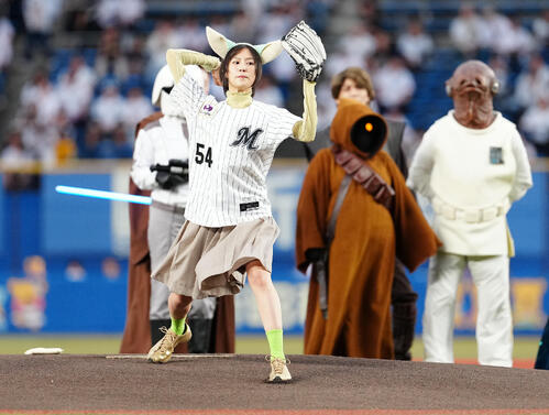 【ロッテ】スター・ウォーズの大ファン恒松祐里、グローグーのカチューシャでセレモニアルピッチ