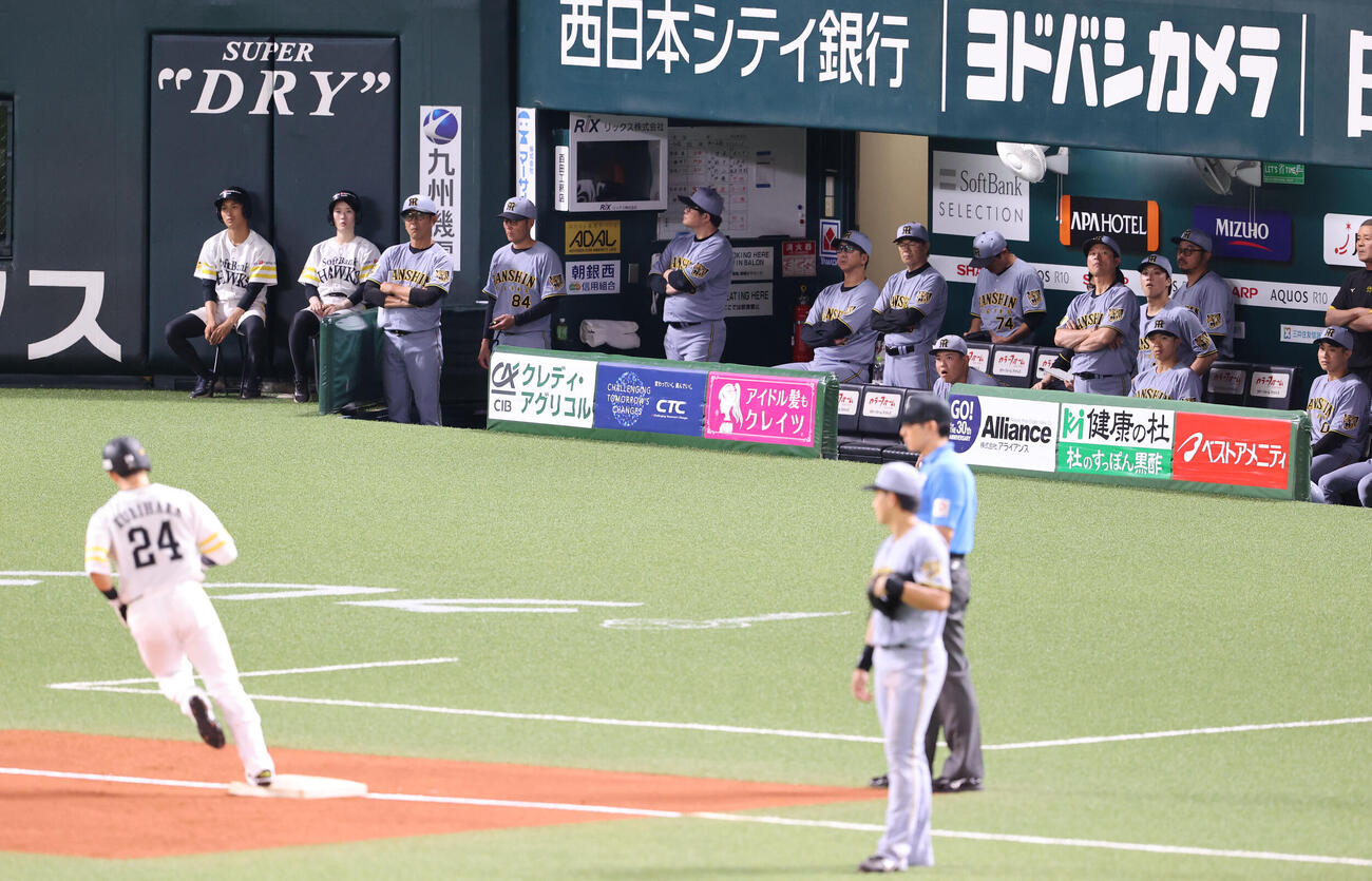 ソフトバンク対阪神　3回裏ソフトバンク2死一塁、栗原陵矢は右越え2点本塁打を放つ、ガックリの阪神ナイン（撮影・梅根麻紀）