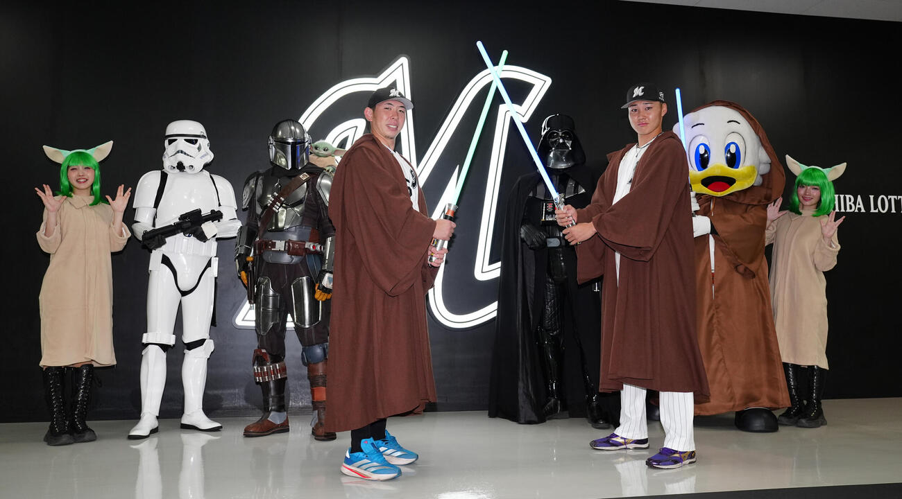 ロッテ対中日　スターウォーズのキャラクターらと記念撮影に納まるロッテ寺地隆成（中央左）と広池康志郎（同右）（撮影・鈴木みどり）