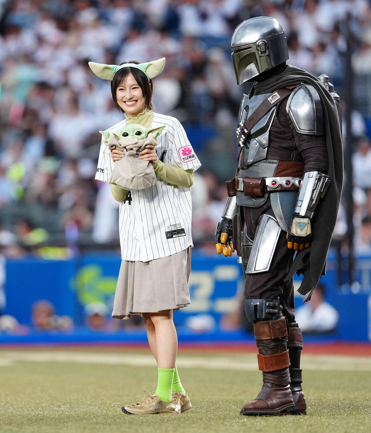 ロッテ対中日　スターウォーズナイトでファーストピッチセレモニーに臨む恒松祐里（撮影・鈴木みどり）