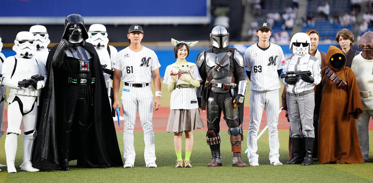 ロッテ対中日　スターウォーズナイトのファーストピッチセレモニーを終え、記念撮影に納まる恒松祐里（中央）。中央左はロッテ山本大斗、同右は和田康士朗（撮影・鈴木みどり）