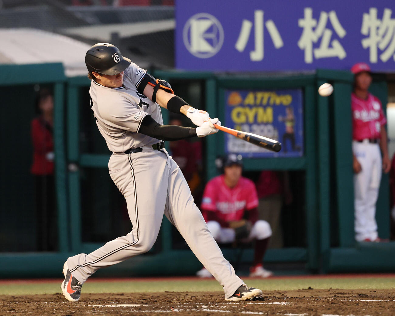 楽天対巨人　3回表巨人2死一、三塁、3点本塁打を放つボビー・ダルベック（撮影・増田悦実）