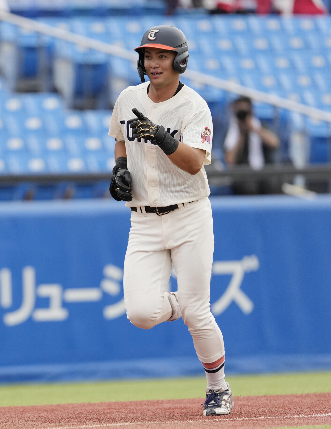 全日本大学野球選手権大会　中部学院大対東北福祉大　3回裏東北福祉大1死一塁、2点本塁打を放ち三塁を回る高岡新時（撮影・小島史椰）