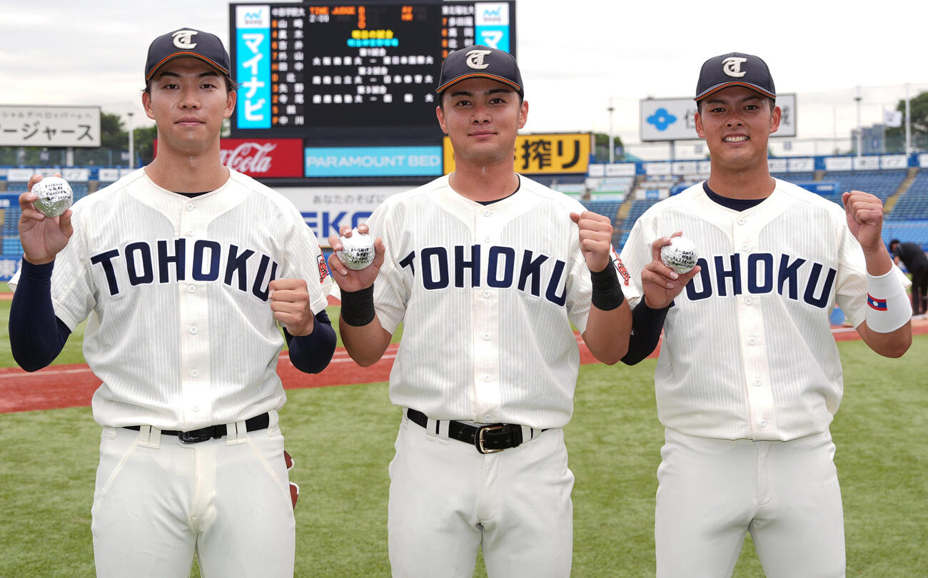 全日本大学野球選手権大会　中部学院大対東北福祉大　チームで3本の本塁打を放ち笑顔で写真に納まる、左から佐藤悠太、高岡新時、辻村大我（撮影・小島史椰）＝2026年6月9日
