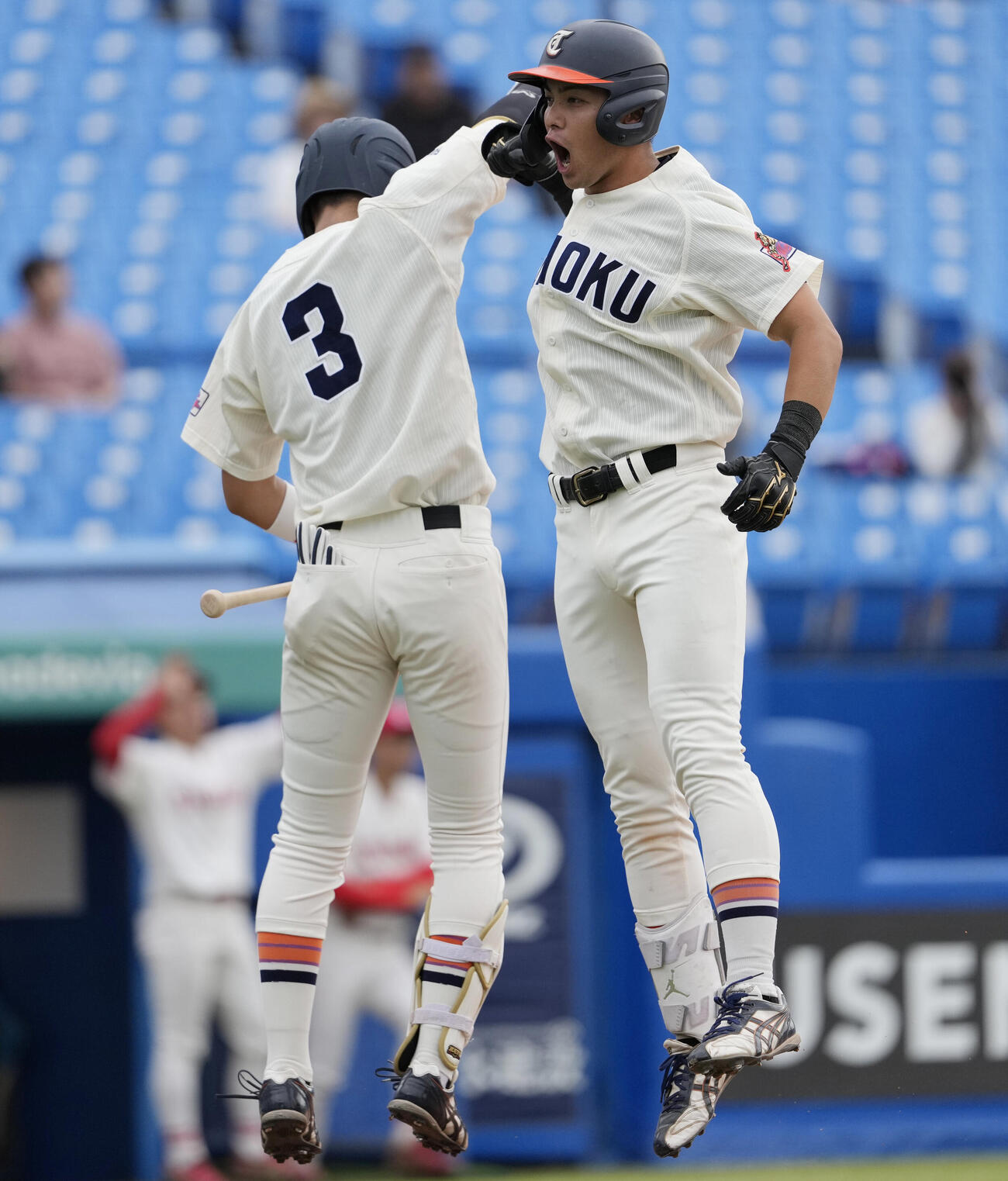 全日本大学野球選手権大会　中部学院大対東北福祉大　3回裏東北福祉大1死一塁、2点本塁打を放ち喜ぶ高岡新時（右）（撮影・小島史椰）＝2026年6月9日