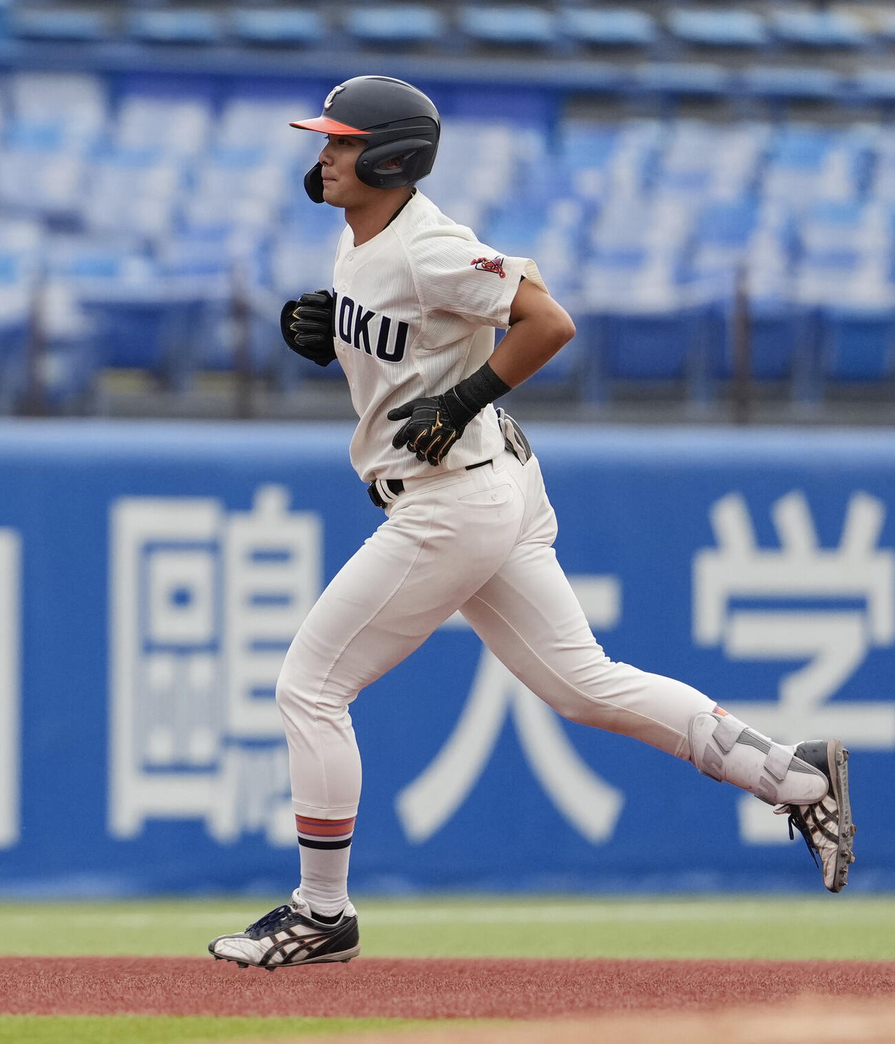 全日本大学野球選手権大会　中部学院大対東北福祉大　3回裏東北福祉大1死一塁、2点本塁打を放ち二塁を回る高岡新時（撮影・小島史椰）＝2026年6月9日