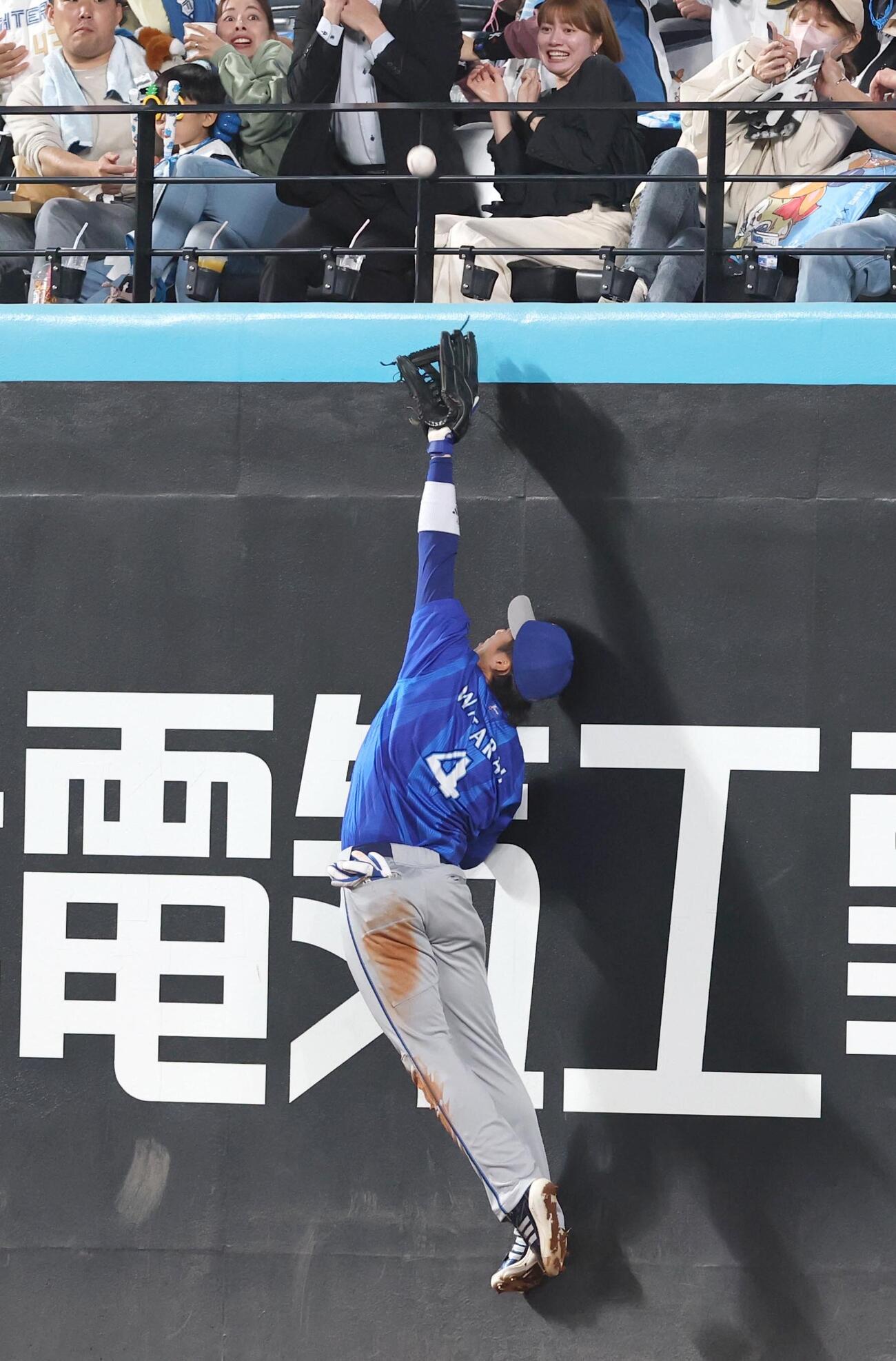 日本ハム対DeNA 3回裏日本ハム2死二、三塁、大塚瑠晏の打球は柵に当たり3点本塁打となる。右翼手度会隆輝（撮影・黒川智章）