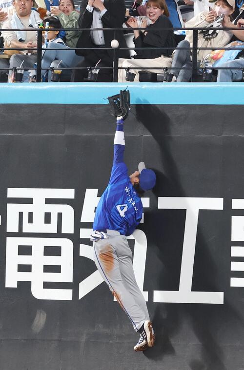 【動画】日本ハム大塚瑠晏が２号３ラン　当初インプレーと判定もリクエストで判定覆る