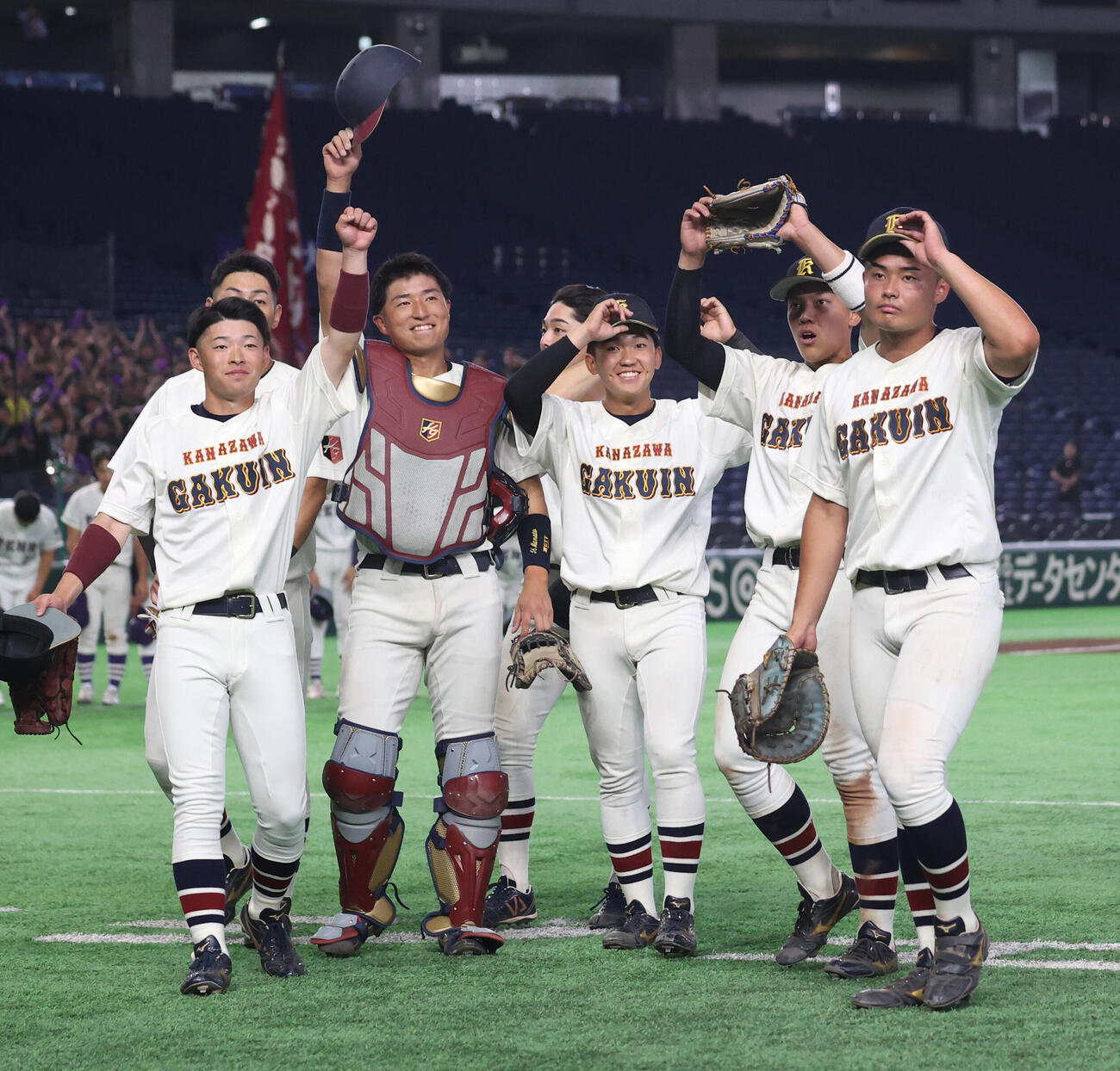 金沢学院大対天理大　勝利した金沢学院大ナインはスタンドの応援に応える（撮影・柴田隆二）