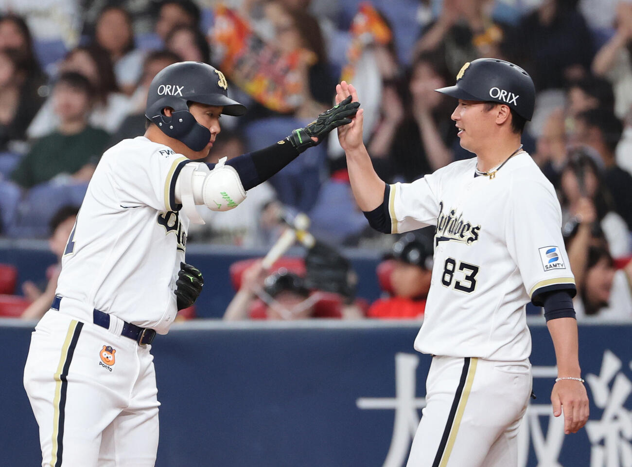 オリックス対ヤクルト　2回裏オリックス1死一、二塁、平沼翔太は適時打を放ち安達了一コーチとハイタッチ（撮影・西尾就之）