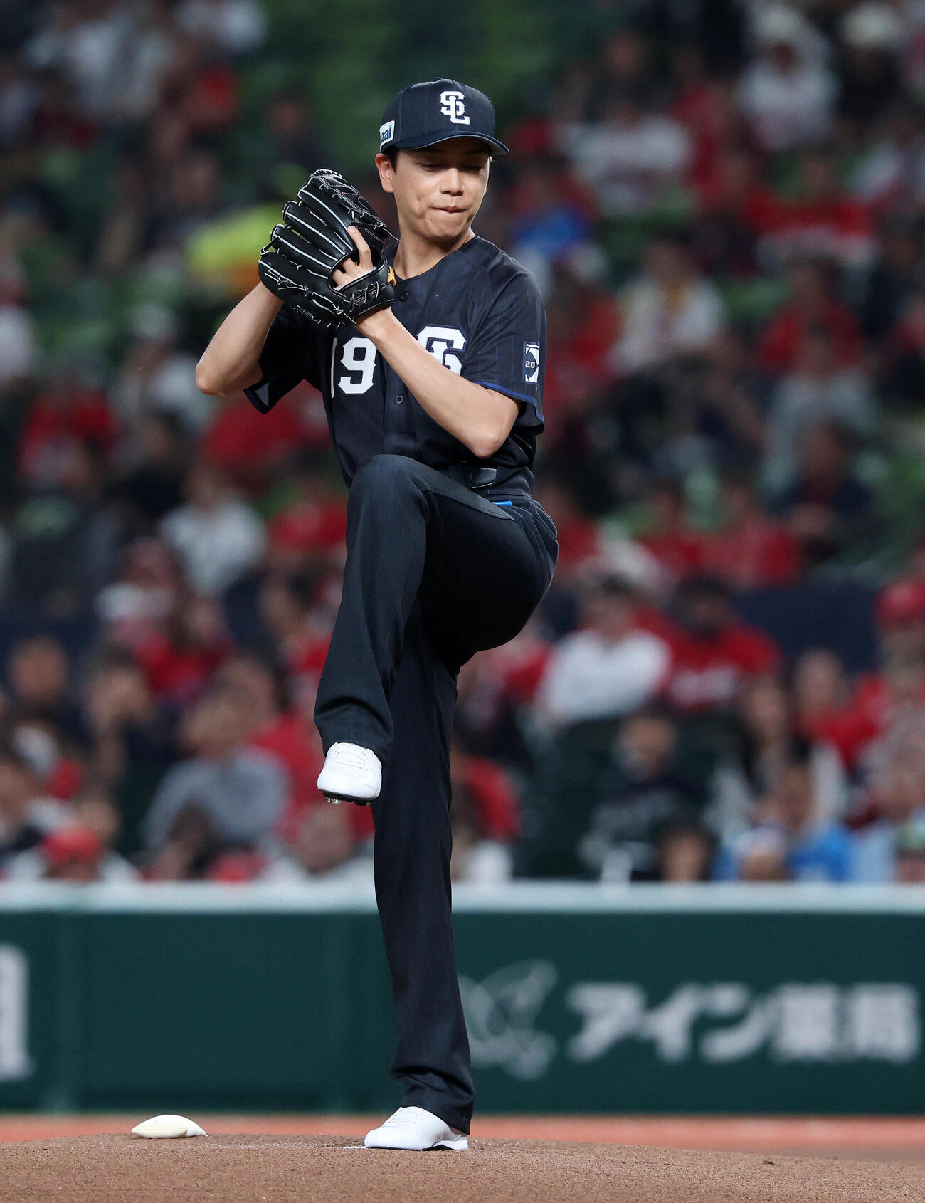 西武対広島　セレモニアルピッチに臨む山崎育三郎（撮影・鈴木正人）
