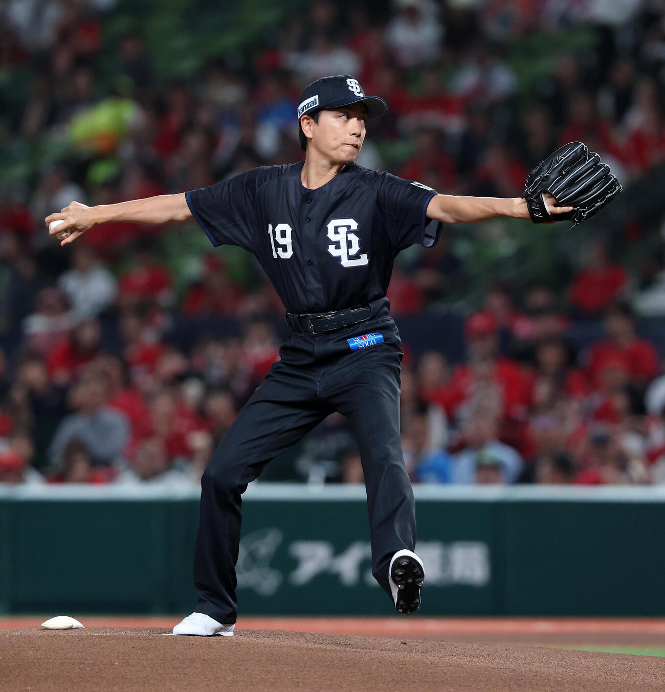 西武対広島　セレモニアルピッチに臨む山崎育三郎（撮影・鈴木正人）