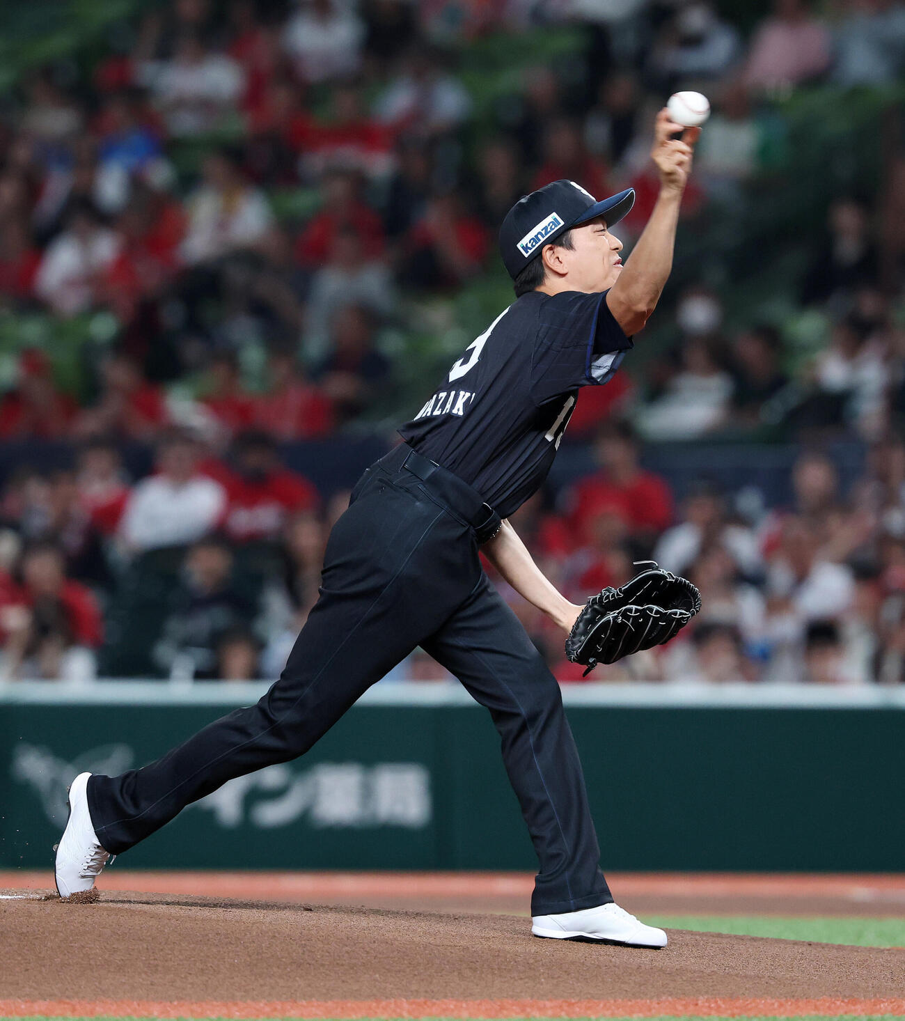 西武対広島　セレモニアルピッチに臨む山崎育三郎（撮影・鈴木正人）