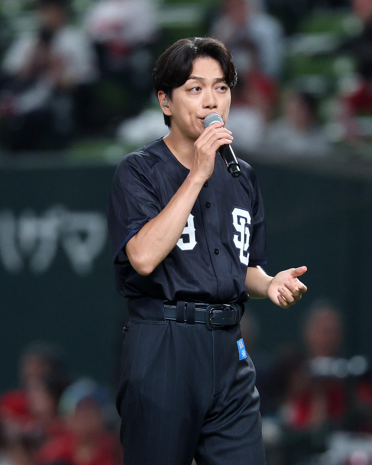 西武対広島　試合前、熱唱する山崎育三郎（撮影・鈴木正人）