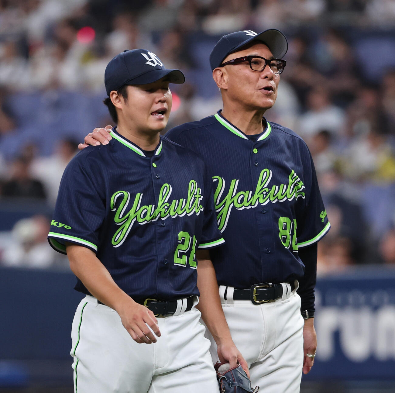 オリックス対ヤクルト　6回裏オリックス1死二塁、ヤクルト池山隆寛監督（右）は先発松本健吾に交代を命じ、肩を抱きながらベンチに戻る（撮影・西尾就之）